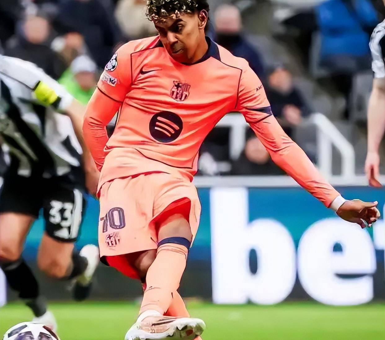 欧冠18决赛次回合综述：巴萨主场优势明显，拜仁晋级大势已定